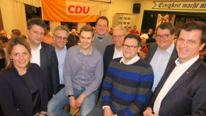 Einigkeit macht stark: Das Leitmotto im Vereinsheim des Bürgerschützenvereins Müschen konnten auch Bundestagsabgeordneter André Berghegger (von rechts), Stadtverbands-Vorsitzender Johannes Eichholz, Fraktionsvorsitzender Frank Hiltermann, Martin Bäumer (MdL), stellvertretender Landrat Mirco Bredenförder, JU-Vorsitzender Alexander Hemsath, Holger Knemeyer, Kreis-Vorsitzender Christian Calderone sowie Carena Wellmeyer beim Wurstebrotessen der CDU Bad Laer unterstreichen.
