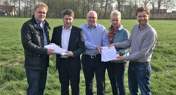 2017: Übergabe einer Unterschriftenliste zur Novelle des Nds. Wassergesetz durch den Landvolkverband Vechta in Damme.