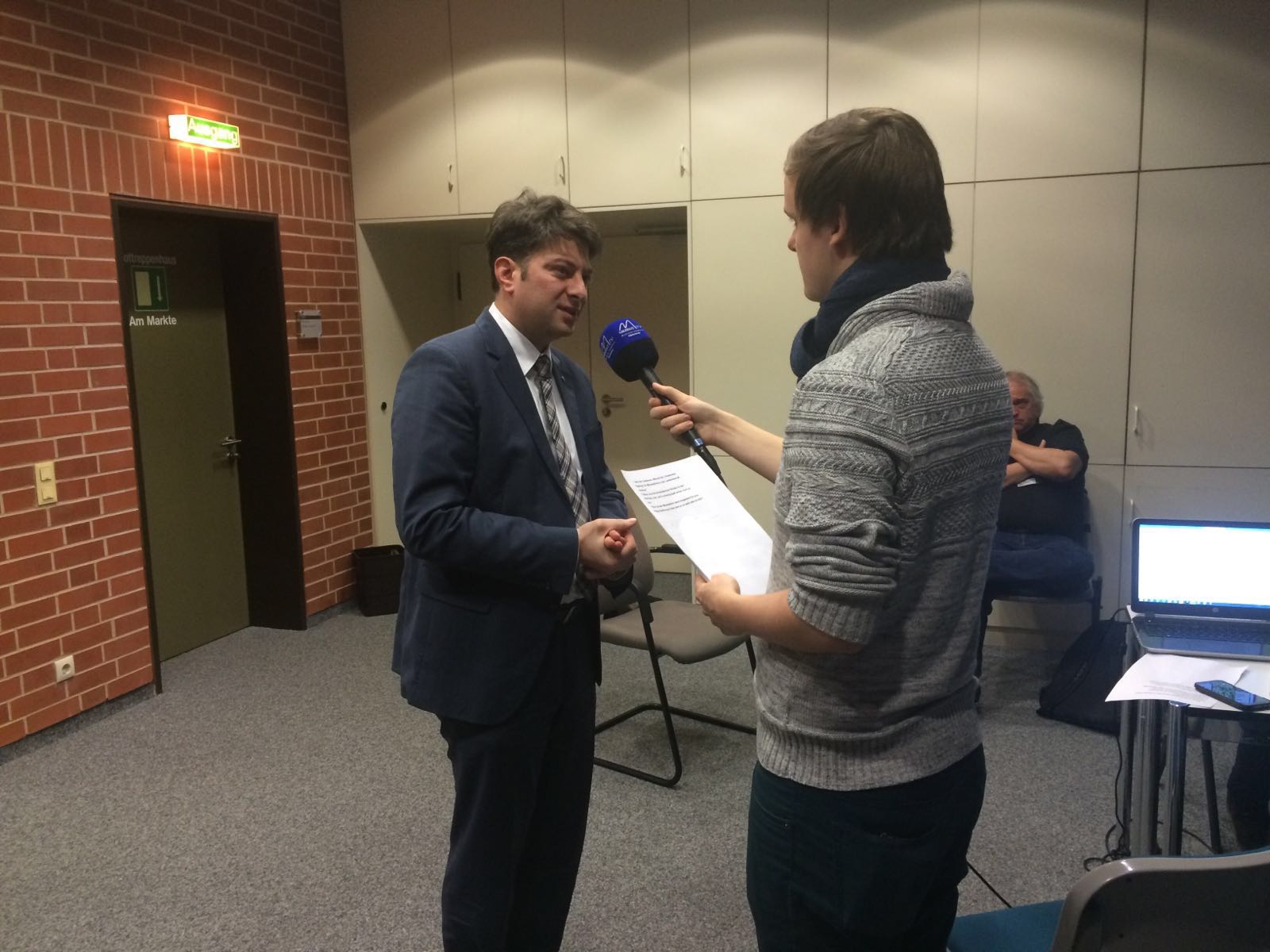 Interview mit der Medienwerkstatt Berufsbildender Schulen aus Hannover am Rande des Plenums.