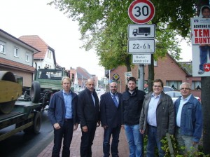 Vom Verkehr auf der Osnabrücker Straße in Vörden machte sich Christian Calderone (Vierter, von links) ein Bild. Ihn begleiteten (von links) Bernhard Wessel, Heinrich Brand, Rainer Duffe, Ludger Kampsen und Dieter Stahl. Foto: Anke Schmiesing 