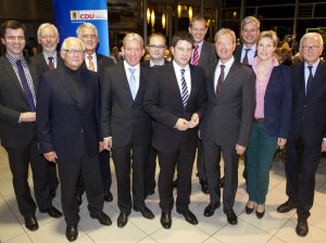 Geballte CDU-Kraft: Kreisvorsitzender Christian Calderone (7. von links), Ehrengast Norbert Röttgen (4. von rechts) und die weiteren Mitstreiter. Foto: Swaantje Hehmann