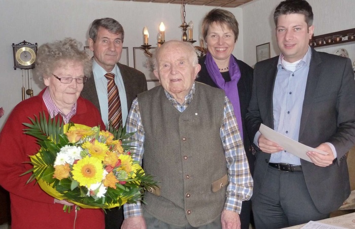 Johannes Bartelt aus Hasbergen-Ohrbeck ist seit 60 Jahren CDU-Mitglied. Dazu gratulierten der Kreisvorsitzende MdL Christian Calderone, die Hasberger Parteivorsitzende und stellvertretende Landrätin Susanne Breiwe und ihr Stellvertreter Manfred Blume.