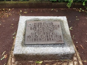 Ein Gedenkstein erinnert an die Synagoge an der Kreuzung Friedrich-Ebert-Straße/Kreuzstraße