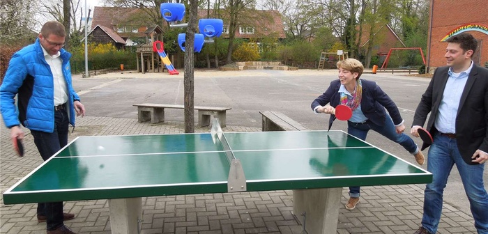 Wer gewinnt? Peter Selter, Christian Calderone und Elke Kessler im sportlichen Einsatz an der neuen Tischtennisplatte auf dem Schulhof der Benedikt-Grundschule Foto: Ina Krauspenhaar