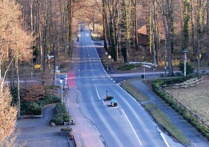 Eggermühlens Knotenpunkt: Die Kreuzung Bippener Straße (Landesstraße 73)/Hauptstraße (Kreisstraße 131)/Große Allee soll noch in diesem Jahr zu einem Kreisverkehr umgebaut werden. Foto: Georg Geers