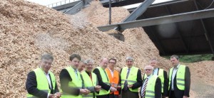 Bei ihrer Sommertour besichtigten die CDU-Landtagsabgeordneten des Raumes Osnabrück/Emsland (v. l.) Clemens Lammerskitten, Christian Calderone, Martin Bäumer, Burkhard Jasper, Reinhold Hilbers, Bernd-Carsten Hiebing sowie Karl-Heinz Rolfes in Begleitung von Jürgen Schwering (CDU-Stadtverband Meppen) und Hubert Kruse (Ortsvorsteher Bokeloh) das Glunz-Werk Meppen. Durch das Werk führte Leiter Achim Schwartz (rote Weste). Foto: zo