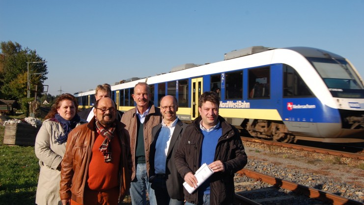 Die Nordwestbahn rauscht Non-Stop an Alfhausen vorbei. Heike Wallenhorst (1. von links), Norbert Gieseke (hinten), Karl-Heinz Bittner (vorne), Hermann Meyer (3. von rechts), Harald Schulte (PlaNOS, 2. von rechts) und Christian Calderone (1. von rechts) wollen das ändern.Foto: Lena Stangenberg