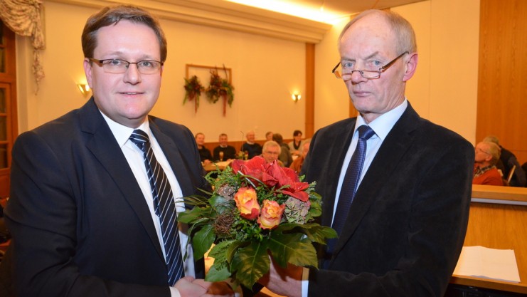 Andreas Quebbemann (links) ist am Montag, zum Bürgermeisterkandidaten der CDU gewählt worden. Der Stadtverbandsvorsitzende Gert Borcherding gratuliert. Foto: Heiner Beinke