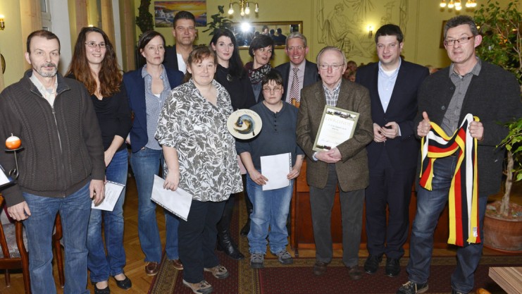Gruppenbild mit Jubilaren, Parteivertretern und Holzhauser Elternlotsen, die mit dem Bürgerpreis ausgezeichnet wurden. Foto: Pentermann