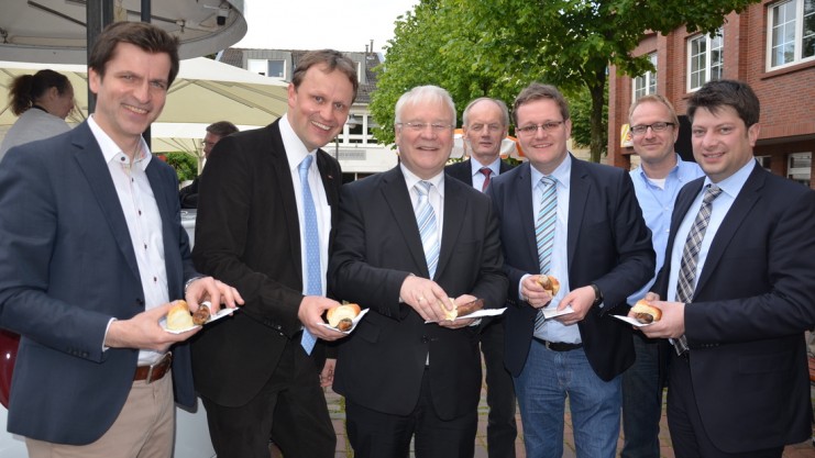 Grund zum Strahlen hatte am Freitagebend Landtagspräsident Bernd Busemann (Mitte): Auf dem Münsterplatz gab es sein „Leibgericht“ Bratwurst. Mit ihm freuen sich André Berghegger, Jens Gieseke, Gert Borcherding, Andreas Quebbemann, Christian Sostmann und Christian Calderone. Foto: Heiner Beinke