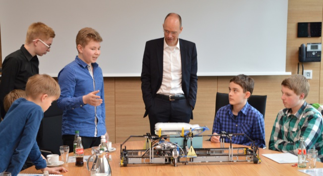 Landrat Michael Lübbersmann lässt sich von den Schülern den Roboter vorführen. Foto:Landkreis Osnabrück