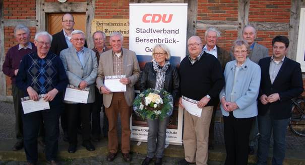 Christian Calderone (1.v. rechts) und Axel Meyer zu Drehle (3.v. links) zusammen mit den geehrten Mitgliedern. Foto: CDU Bersenbrück-Gehrde
