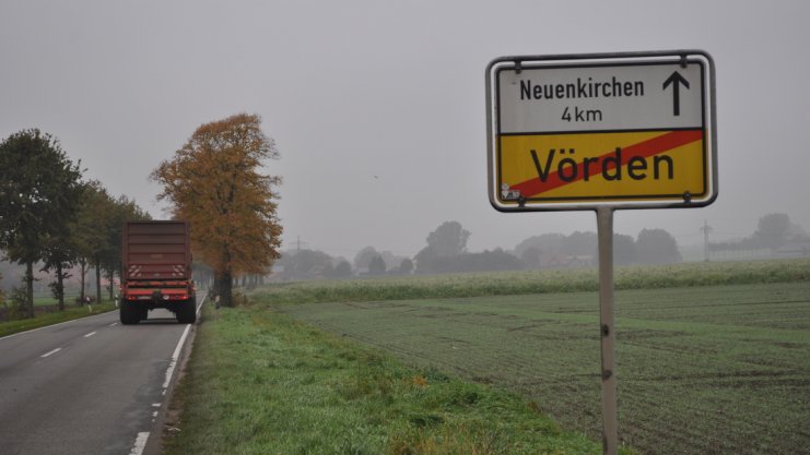 Die Landesstraße (links), die die beiden Ortsteile Neuenkirchen und Vörden verbindet, soll aus Landesmitteln saniert werden. Foto: Marcus Alwes