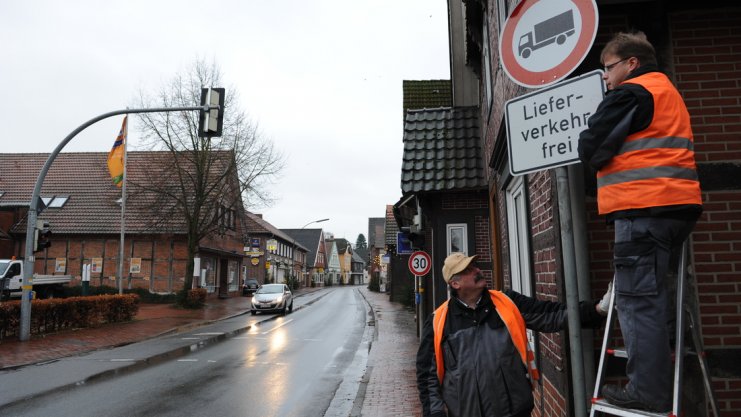 Durchfahrtsverbot für Lastwagen in der Hauptstraße Badbergen; Günther Bölke und Karten Tertilt (von links) brachten die Schilder. Foto: Christian Geers/Archiv