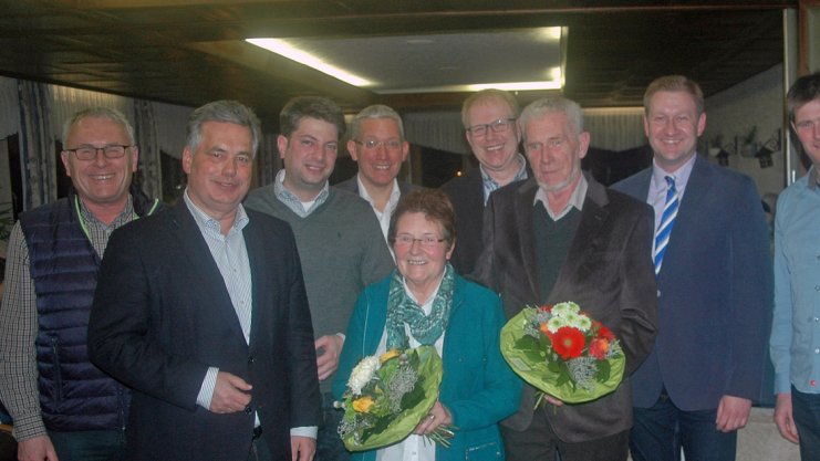 Die Jubilare Traudel Wortmann und Karl-Heinz Klecker mit Clemens Lammerskitten (Zweiter von links) im Kreis des CDU-Vorstandsteams. Foto: CDU Ostercappeln