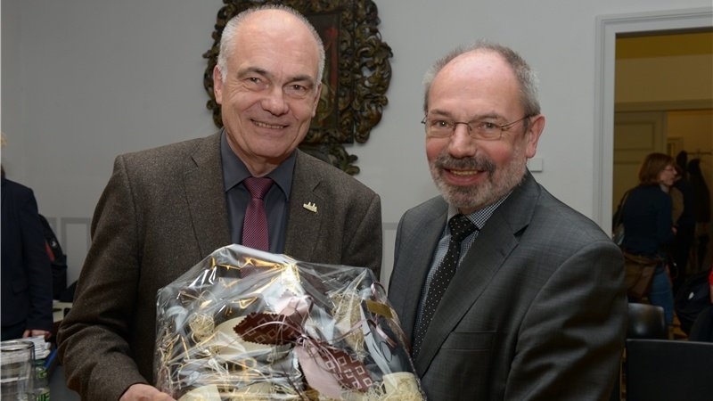 Mit einem Präsent und einer Urkunde verabschiedete Stadtdirektor Claus Peter Poppe (rechts) Bürgermeister Paul Gärtner aus dem Amt. Foto: Josef Pohl