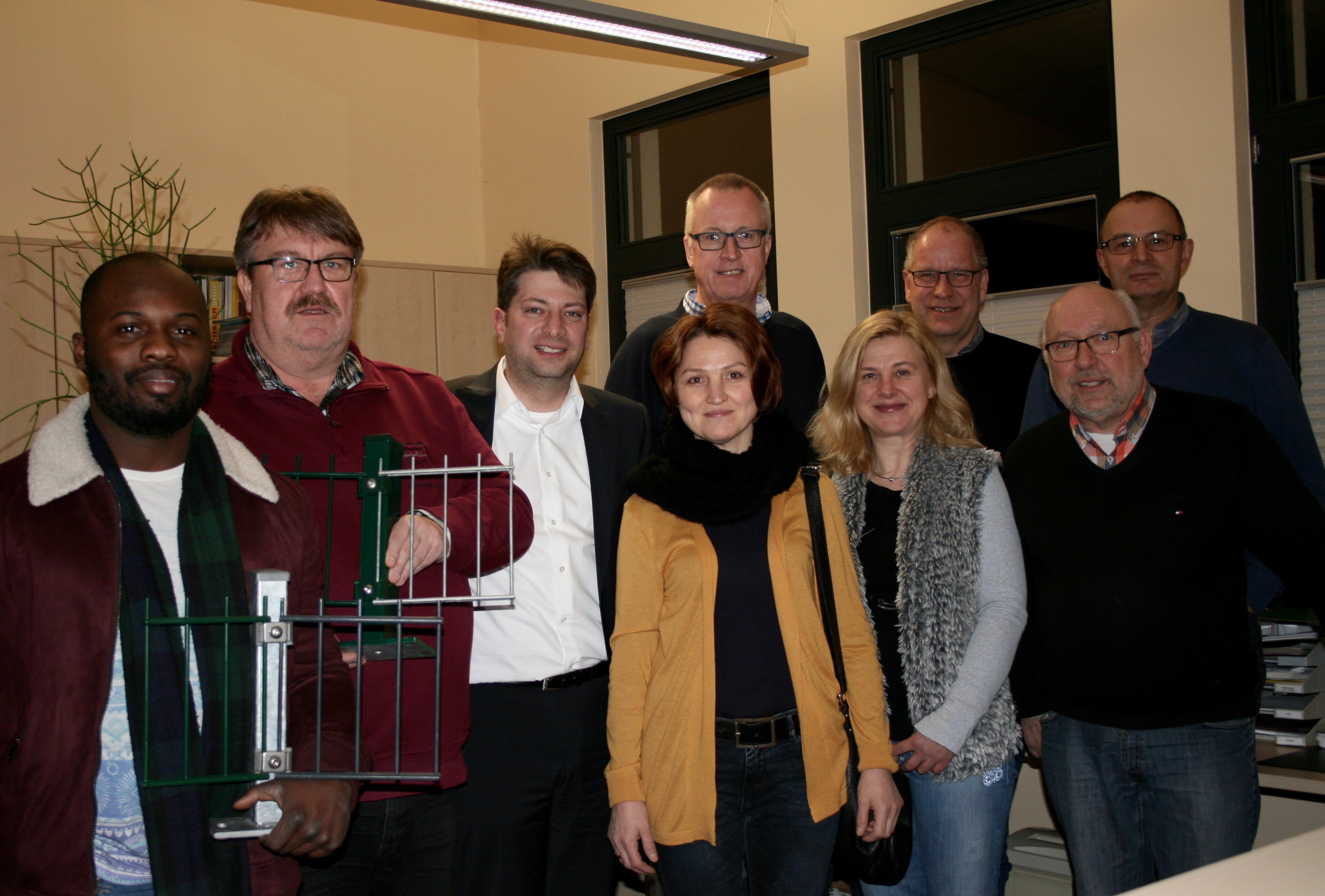 Das Bild zeigt die Vertreter der CDU-Ratsfraktion mit Bürgermeister Matthias Brüggemann (rechts) mit den Inhaberehepaar Christiane und Dirk Meister (4. und 3. von rechts). 