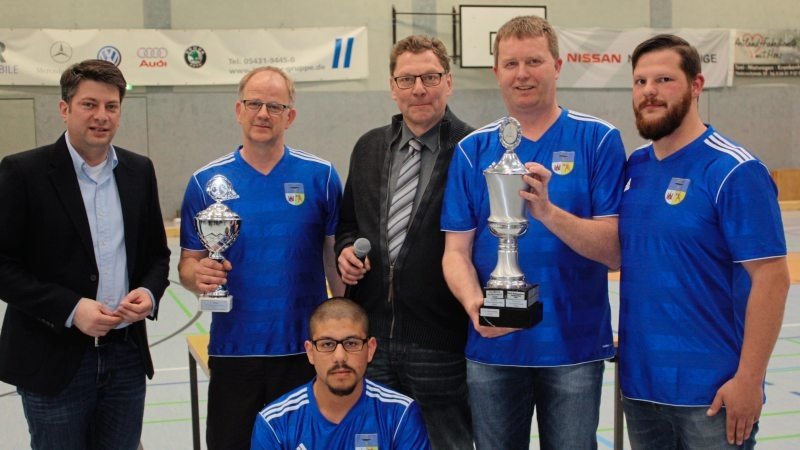 Komplizierter Name , klarer Erfolg: Das Team "VersnstZ Santa" der Quakenbrücker Bundeswehr sicherte sich die Trophäe bei den Stadt-Amateuren.