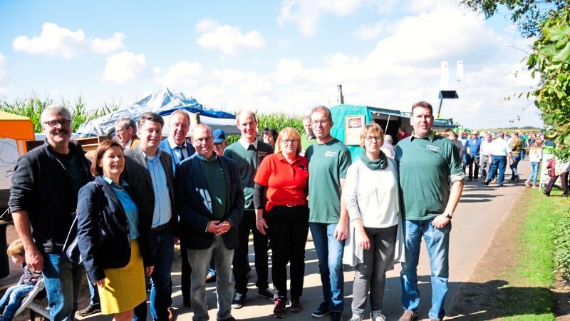 Mit der Sonne um die Wette strahlten Organisator Laurentius Dohm (Fünfter) und sein Team während des Rundganges über den Markt mit Samtgemeindebürgermeisterin Hildegard Schwertmann-Nicolay, dem Landtagsabgeordneten Christian Calderone sowie dem stellvertretenden Landrat Werner Lager.