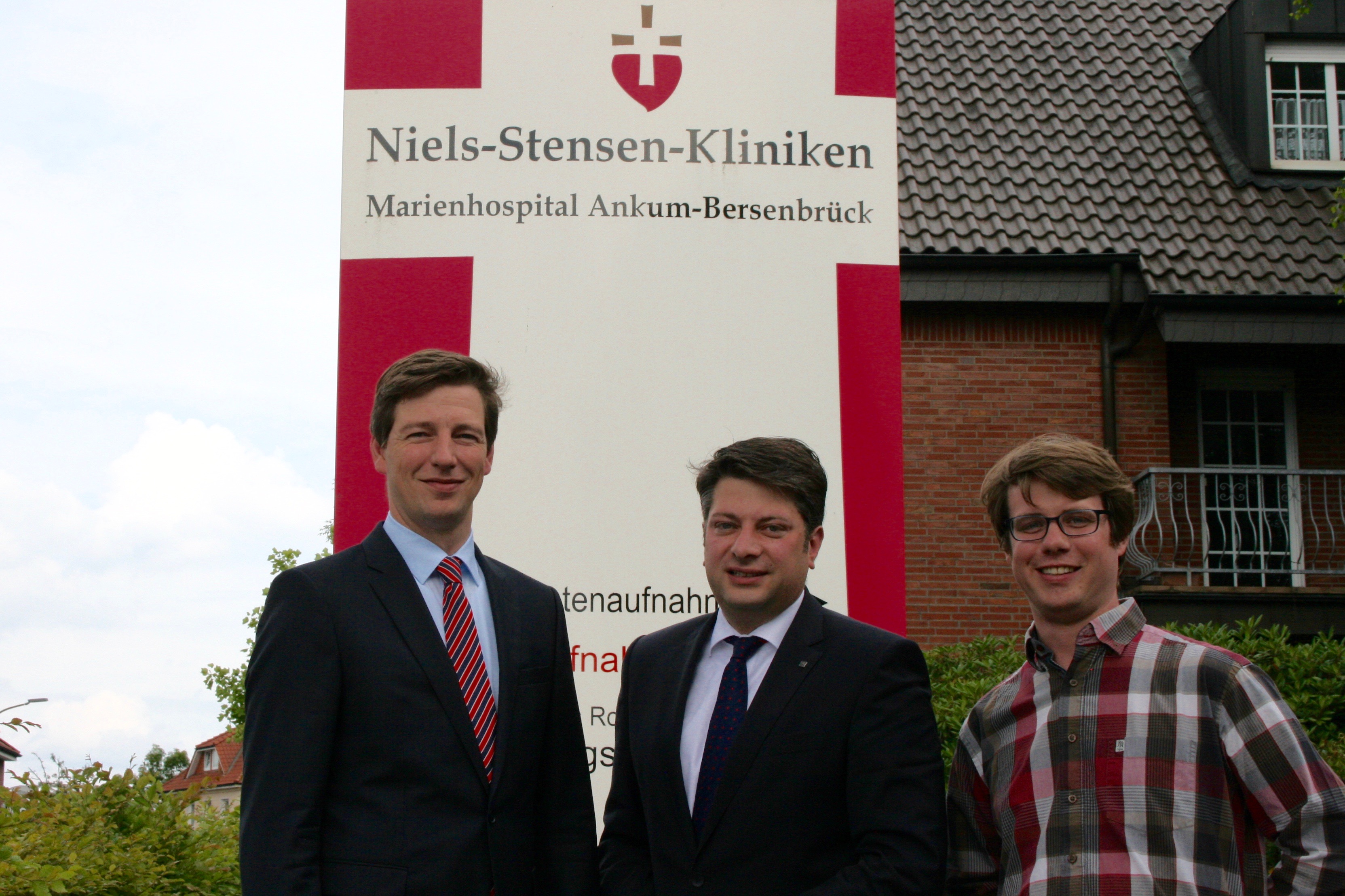 Besuch im Marienhospital Ankum: MdL Calderone (Mitte) und CDU-Gemeindeverbandsvorsitzender Hettwer (rechts) bei MHA-Geschäftsführer Nacke.