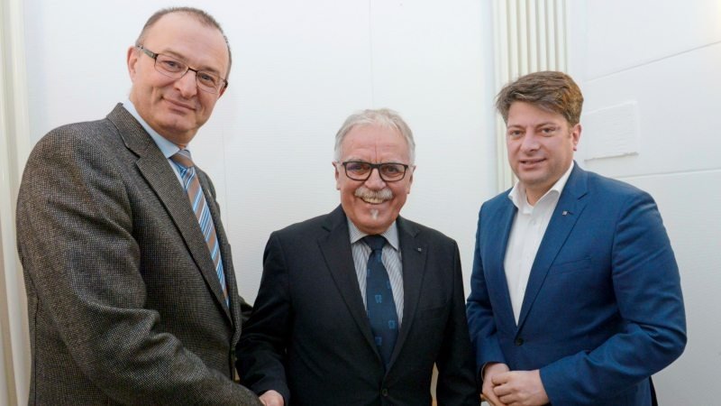 Dem neuen CDU-Ehrenvorsitzenden Wolfgang Becker (Mitte) gratulierten Matthias Brüggemann (links) und Christian Calderone.