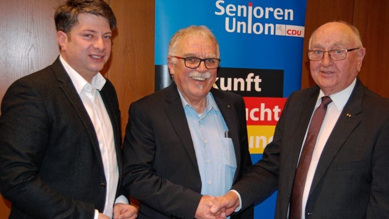 Stabwechsel bei der Senioren Union Artland: Wolfgang Becker wird Nachfolger von Hubert Greten (rechts). Der CDU-Kreisvorsitzende Christian Calderone war der erste Gratulant.