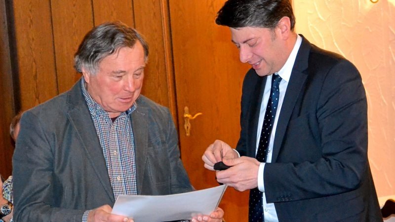 Christian Calderone (rechts) gratulierte Alois Behre zu seiner 50-jährigen Mitgliedschaft in der CDU.