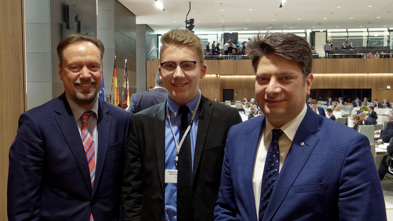 Besuch einer Plenarsitzung in Hannover: Hospitant Hendrik Stottmann (Mitte) besuchte auf Einladung des Landtagsabgeordneten Christian Calderone (rechts) auch den Niedersächsischen Landtag - und traf dort auf den CDU-Fraktionsvorsitzenden Dirk Töpfer.