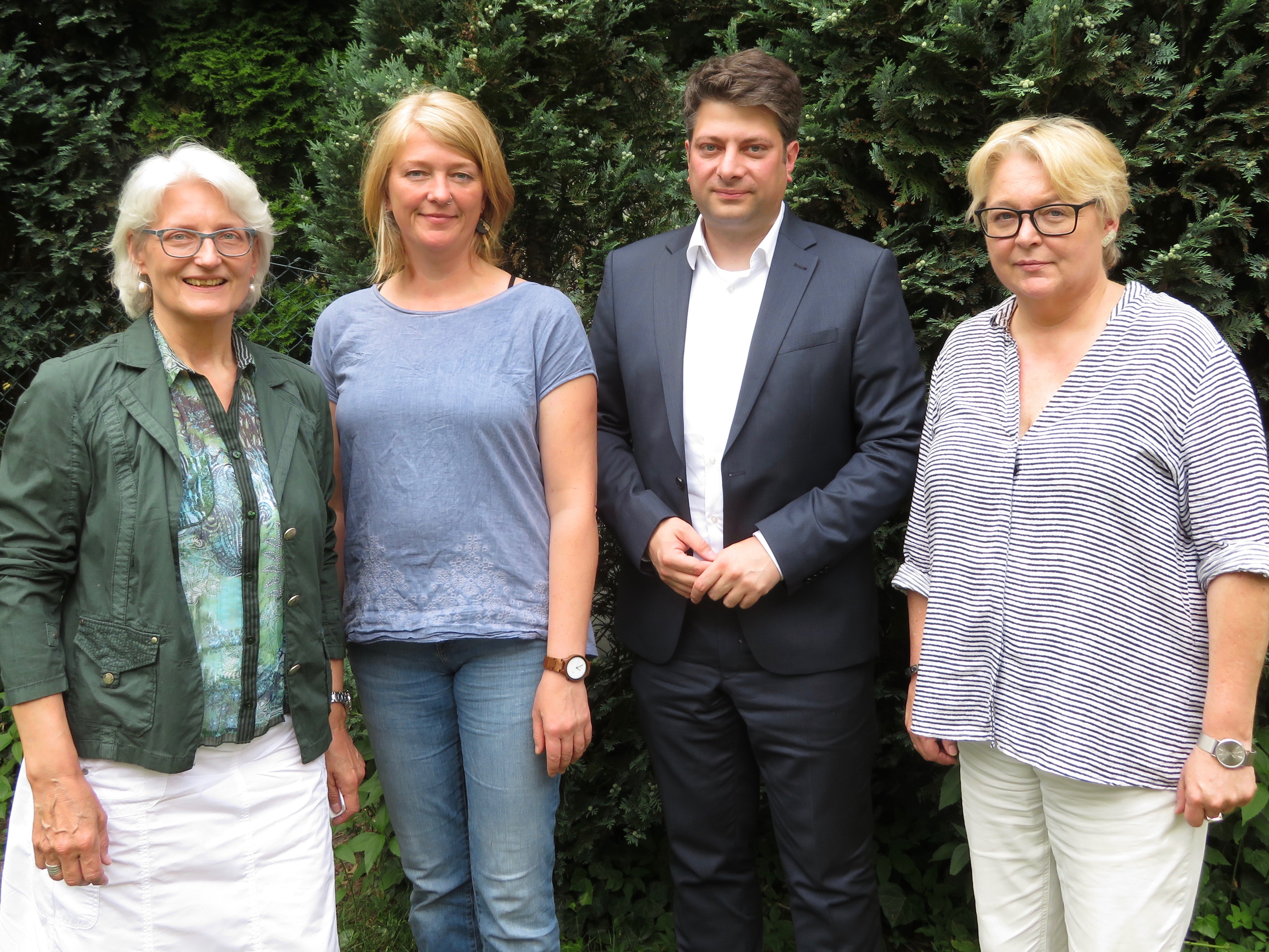 Gespräch über die Situation der Frauen im Thiener Feld: Landtagsabgeordneter Christian Calderone (CDU), der sich gegen den Straßenstrich zwischen Alfhausen und Bramsche wendet, berät mit den Fachberaterinnen von SOLWODI-Osnabrück über mittel- und langfristige Maßnahmen.