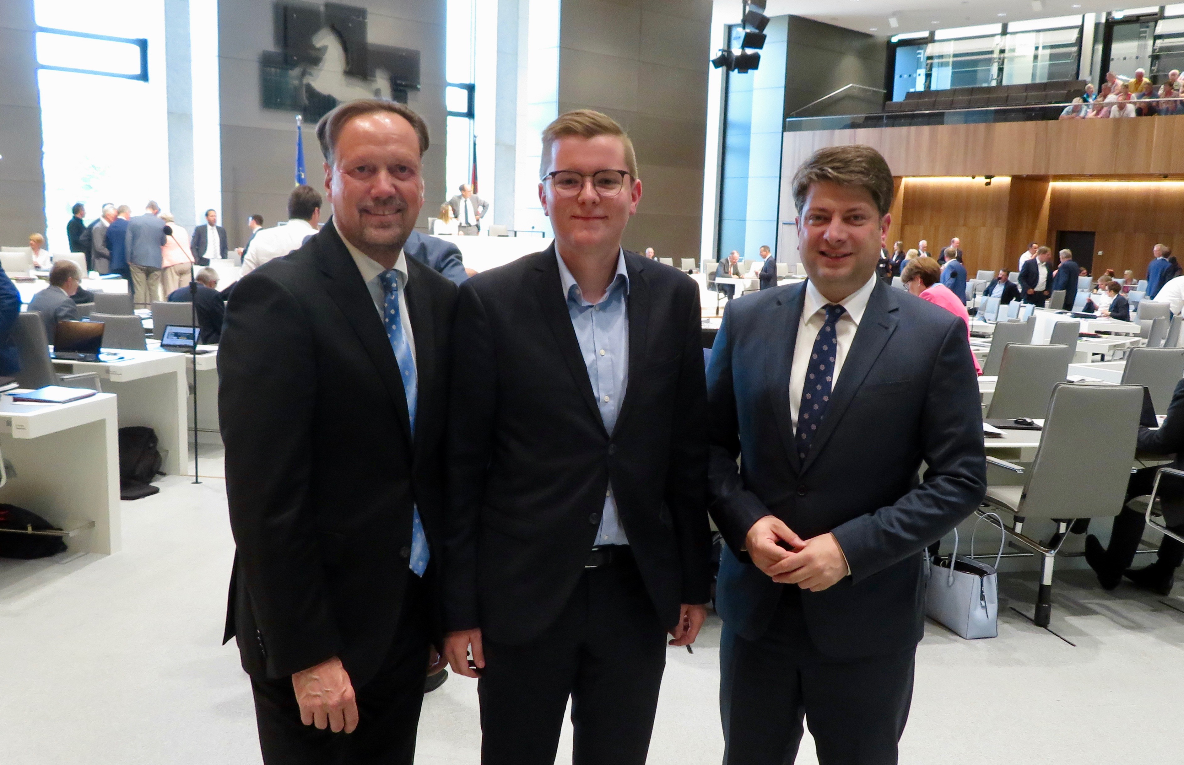 Über die Teilnahme an der „Talentschmiede“ bei Christian Calderone (rechts) im Niedersächsischen Landtag: Tim Dorniak aus Dinklage, hier mit dem CDU-Fraktionsvorsitzenden Dirk Töpfer (links).