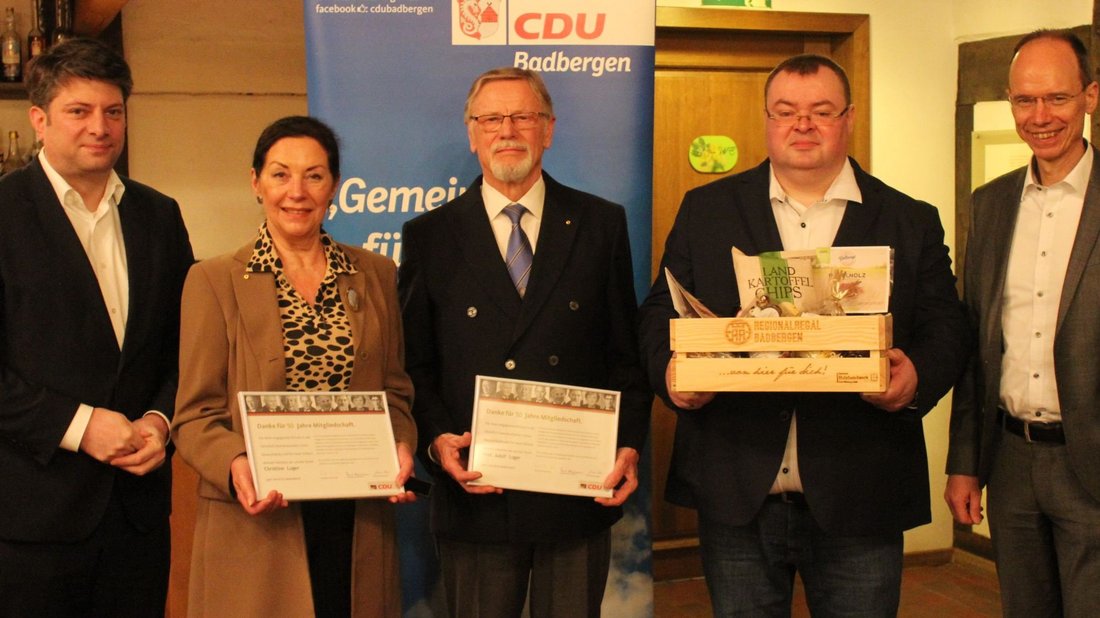 Ein halbes Jahrhundert sind Christine und Adolf Luger Mitglied in der CDU. Badbergens CDU-Chef Jan-Christoph Söhnel (Zweiter von rechts), Christian Calderone (links) und Michael Lübbersmann (rechts) gratulierten.