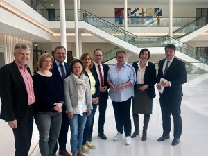 Zu Gespräch im Niedersächsischen Landtag mit Kultusminister Grant Hendrik Tonne 4. von rechts) und den Kultuspolitischen Sprechern von SPD und CDU waren Kindergartenleitungen aus dem südlichen Landkreis Vechta auf Einladung von MdL Christian Calderone (rechts) nach Hannover gereist.