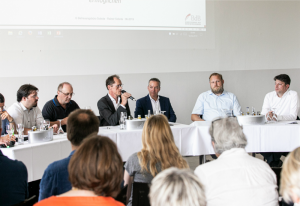 Foto: v.l.n.r. Helge Limburg (Grüne), Rainer Sobota (BdB Bundesvorstand), Jan Schütte (Moderator), Dr. Marco Genthe (FDP), Ulf Prange (SPD), Christian Calderone (CDU) (c) Franz Bischof