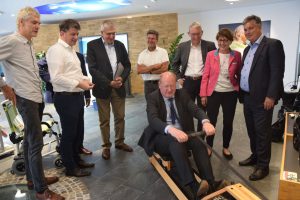 Immer im Takt: Finanzminister Reinhold Hilbers testete im RAS-Kundenzentrum seine Fitness auf dem Water Rower Rudergerät.