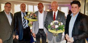 Gewürdigt: Über die Ernennung der beiden Ehrenvorsitzenden freuten sich (von links): Walter Goda, Josef Wawrzinek, Heinz Bröer, Egon S. Müller und Christian Calderone.