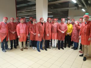 Trotz roter Schutzanzüge bleibt die Politik "schwarz": Der CDU-Kreisvorstand Osnabrück-Land auf Betriebsbesuch in der Bäckerei Brinkhege in Bissendorf.