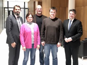 Gespräch im Niedersächsischen Landtag: Auf Vermittlung des Landtagsabgeordneten Christian Calderone (rechts) trafen sich Vertreter der Bürgerinitiative „Gegenstromleitung Ankum“ mit Minister Olaf Lies (links).